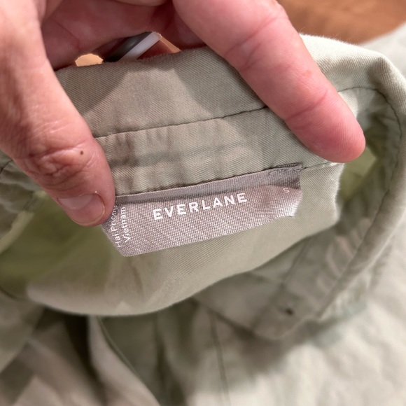 Everlane Relaxed Boyfriend Button Down Shirt in Neutral Sage Green - Size Small - Picture 4 of 8